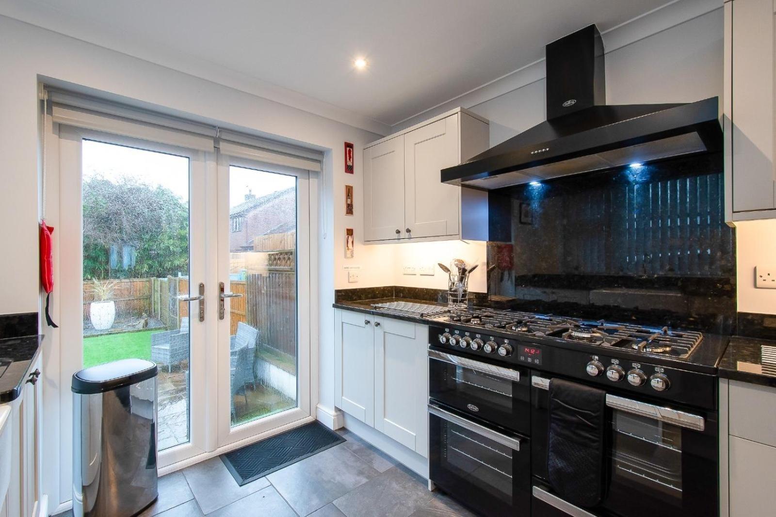 Casa One Hundred - A Beautiful 4 Bed House On The Beach Front Swansea Exterior foto